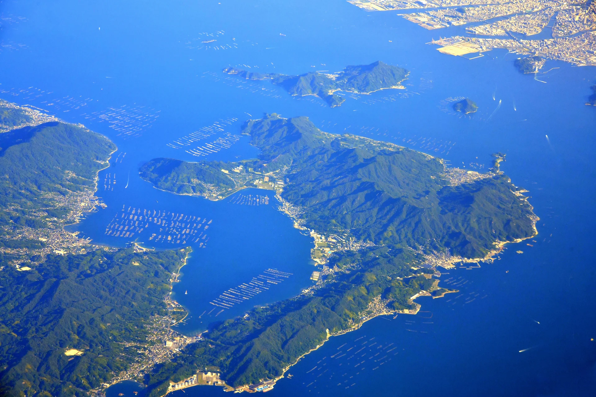 物流を支えるトラックと倉庫